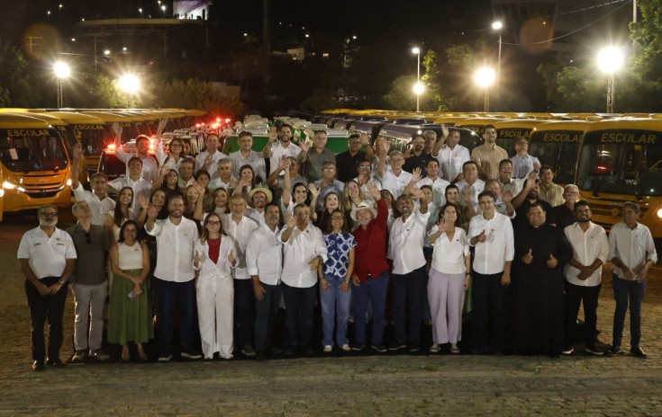 Lula no Ceará: 76 municípios são beneficiados com veículos para educação e saúde