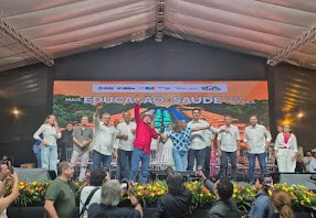 “Não baixe o nível Elmano”, diz Lula de mãos dadas com governador em Juazeiro do Norte