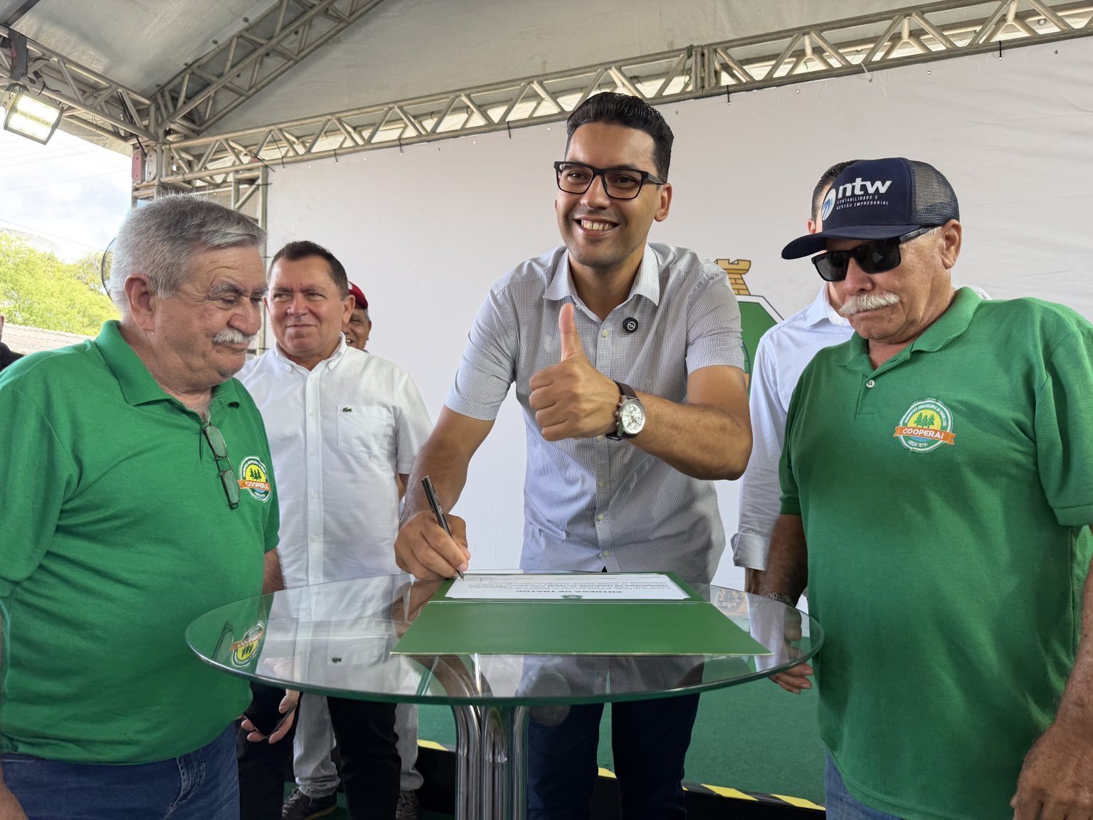SDA entrega 30 tratores com investimento de mais de R$ 5 milhões para agricultura familiar no Ceará